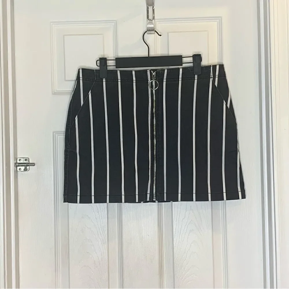VOLCOM: The Frochickie Skirt Size Medium